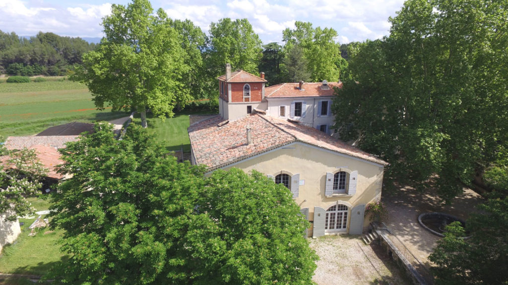 Vue aérienne du Domaine la Castelette dans son environnement naturel, entre parc et forêt