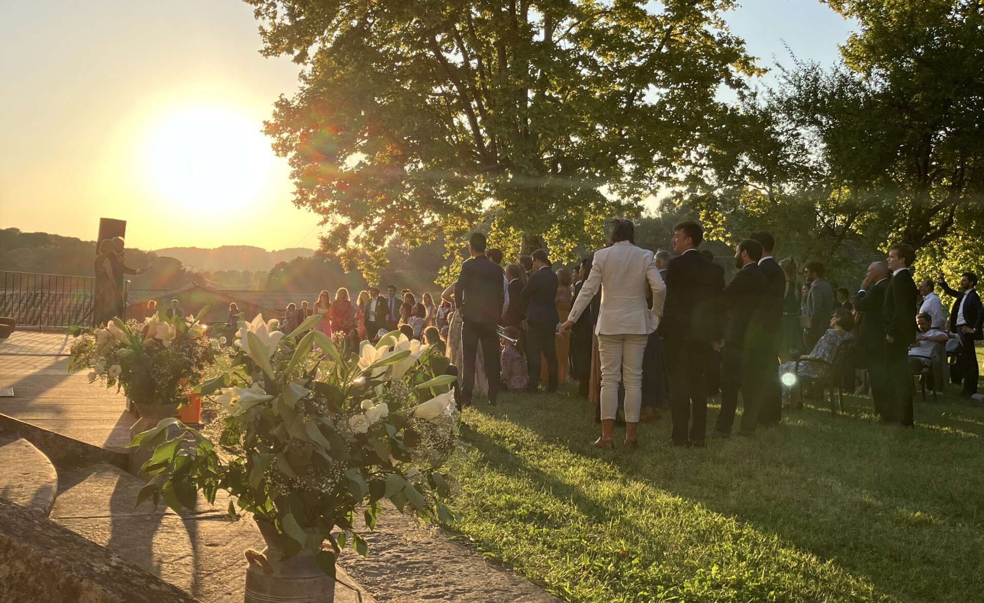 Invités réunis dans le parc du Domaine la Castelette au coucher du soleil