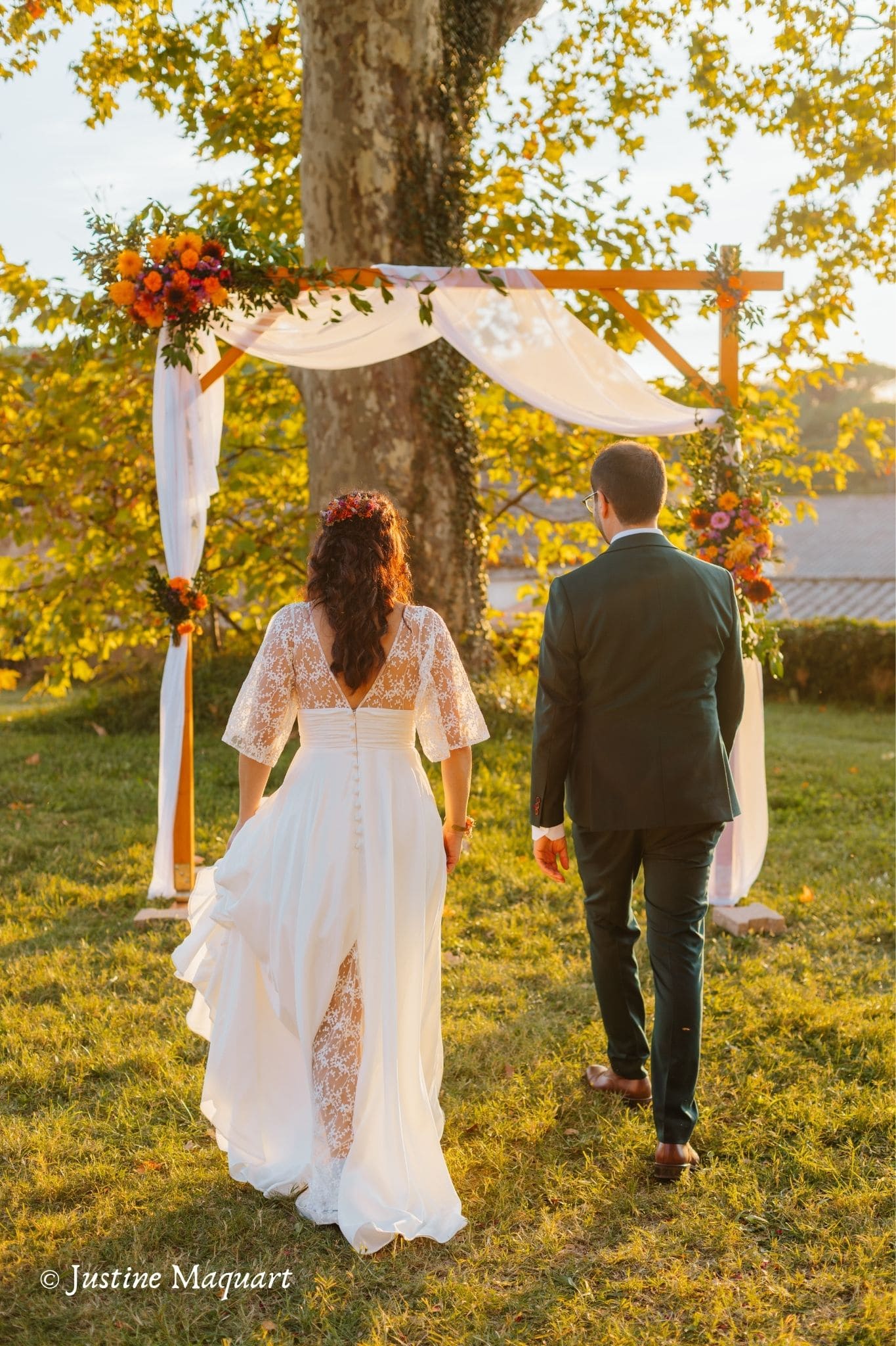 Couple marchant vers l’arche lors d’une cérémonie laïque au Domaine la Castelette
